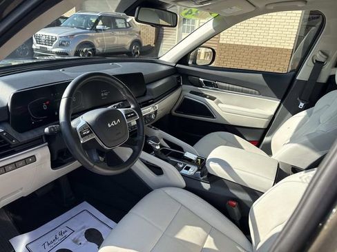 Used 2024 Kia Telluride EX w/ EX Captain's Chair Package image 12