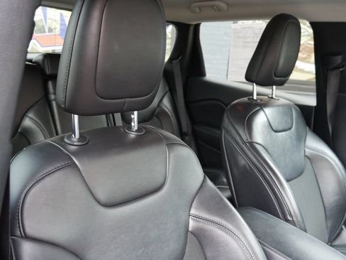 Used 2019 Jeep Cherokee Latitude Plus w/ Cold Weather Group AWD/4WD image 9
