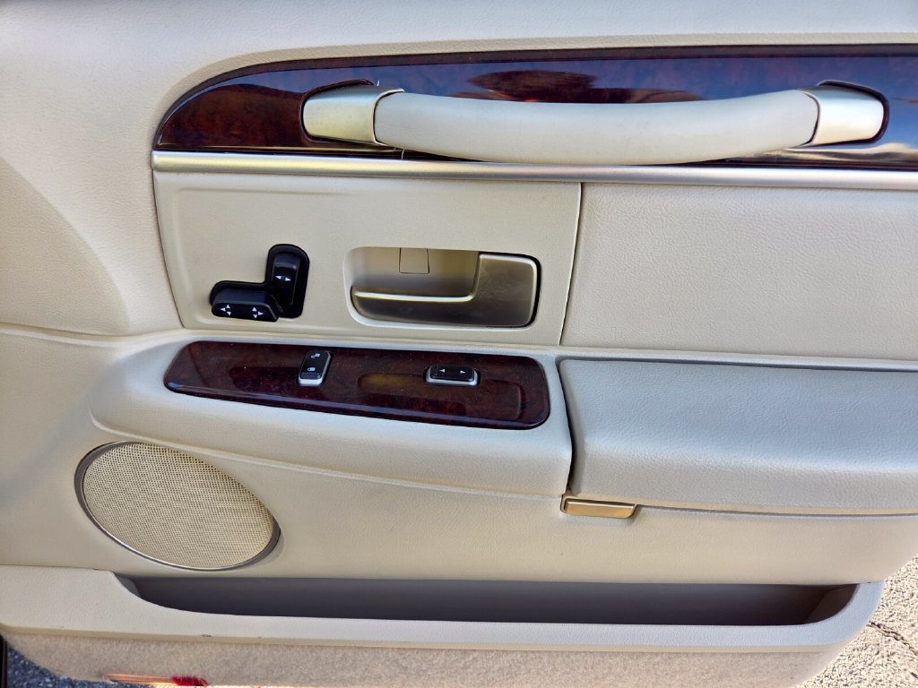 Used 2006 Lincoln Town Car Signature RWD image 20