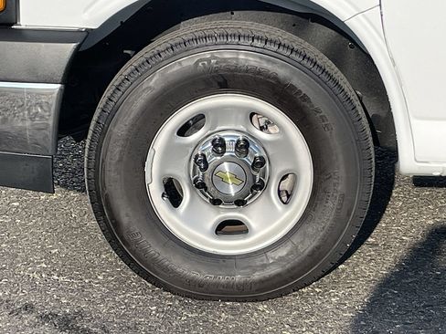 Used 2025 Chevrolet Express 3500 LT w/ LT Preferred Equipment Group RWD image 8