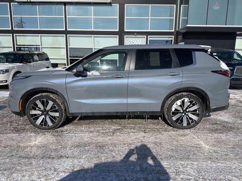 Used 2025 Mitsubishi Outlander SEL image 2