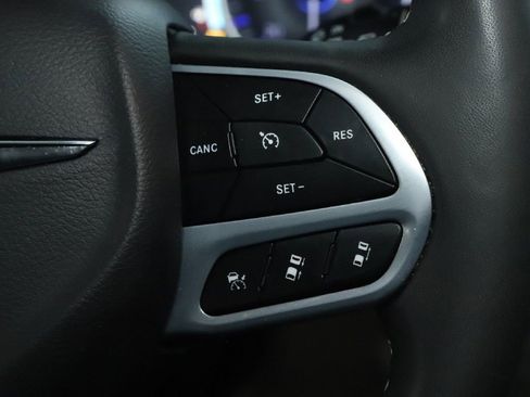 Used 2023 Chrysler Pacifica Touring-L FWD image 21