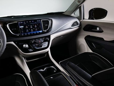 Used 2023 Chrysler Pacifica Limited FWD image 20