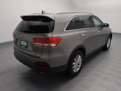 Used 2017 Kia Sorento LX w/ LX Convenience Package image 9