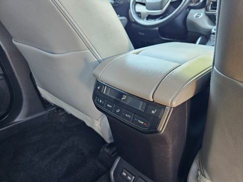 Used 2023 Toyota Highlander Platinum image 28
