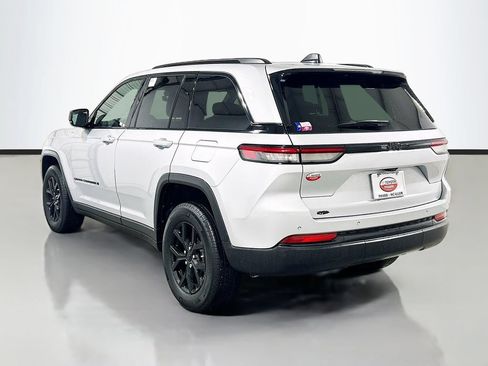 Used 2025 Jeep Grand Cherokee Altitude RWD image 6