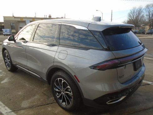 Used 2025 Lincoln Nautilus Premier image 4