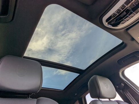 Certified 2025 Porsche Macan image 26