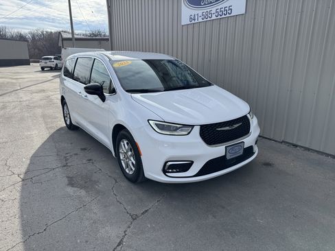 Used 2025 Chrysler Pacifica Select image 5