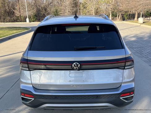 Certified 2025 Volkswagen Taos SE w/ Panoramic Sunroof Package image 9