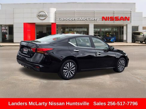 Used 2024 Nissan Altima 2.5 SV FWD image 3