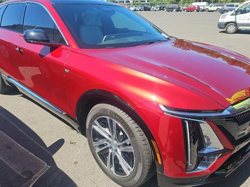 Used 2024 Cadillac Lyriq Luxury AWD/4WD image 2