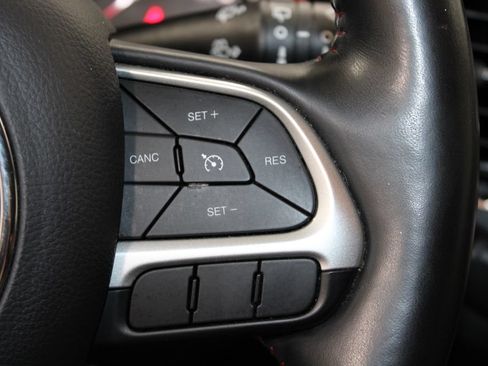 Used 2018 Jeep Compass Trailhawk w/ Leather Interior Group AWD/4WD image 36