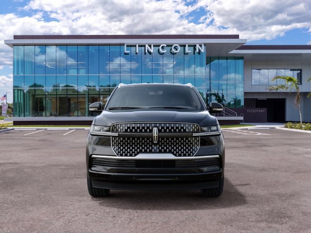 New 2027 Lincoln Navigator Premiere RWD image 3