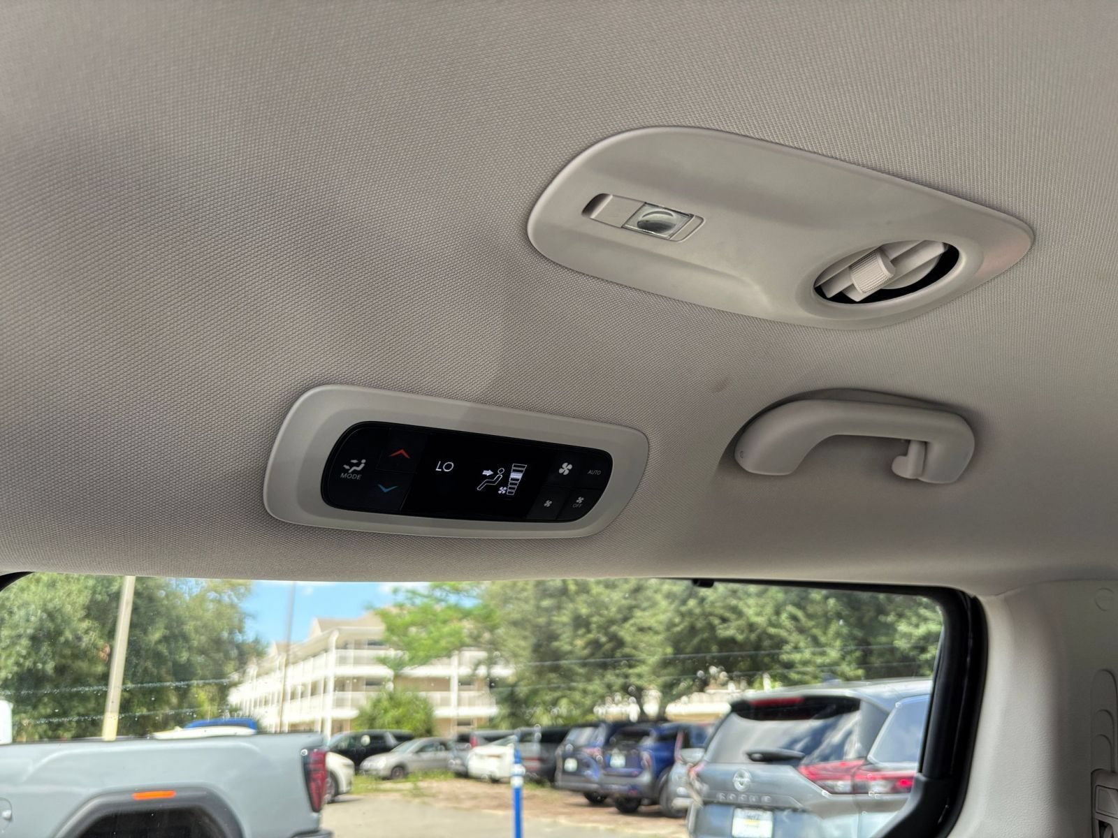 Used 2024 Chrysler Pacifica Touring-L FWD image 24