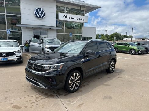 Used 2023 Volkswagen Taos SE w/ Panoramic Sunroof Package FWD image 1