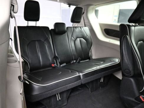 Used 2023 Chrysler Pacifica Limited FWD image 23