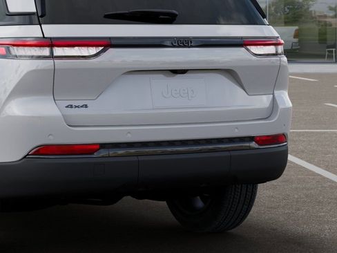 New 2025 Jeep Grand Cherokee Altitude w/ Trailer Tow Package AWD/4WD image 13