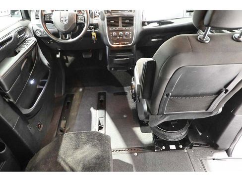 Used 2019 Dodge Grand Caravan SE FWD image 24