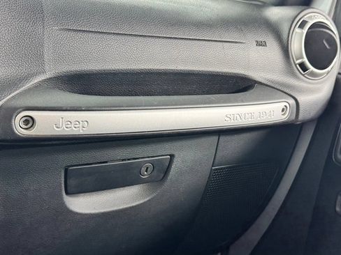 Used 2018 Jeep Wrangler Unlimited Sahara w/ Connectivity Group AWD/4WD image 26