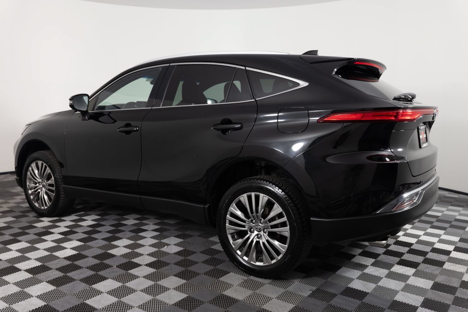 Used 2024 Toyota Venza XLE AWD/4WD image 4