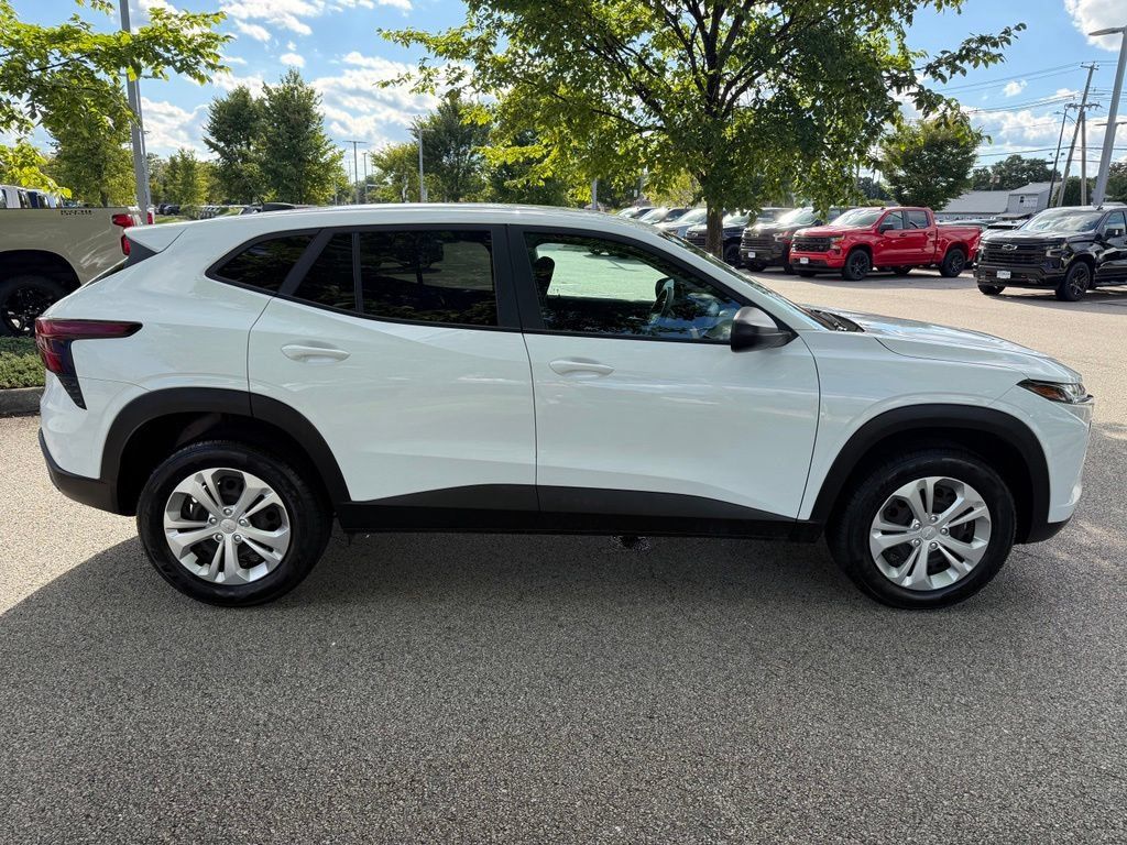 Used 2025 Chevrolet Trax LS FWD image 5