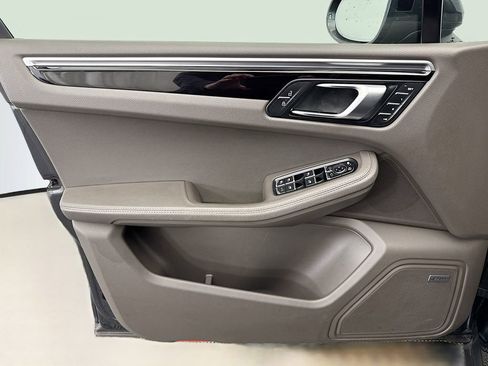 Used 2021 Porsche Macan image 23