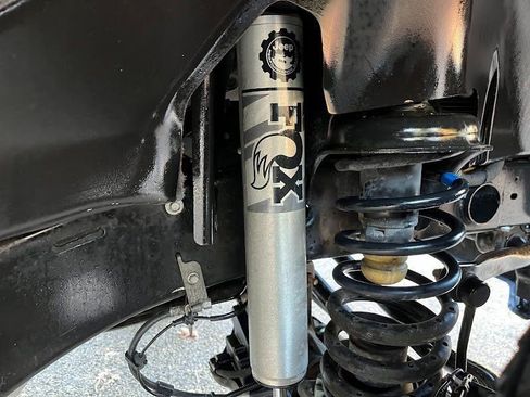 Used 2018 Jeep Wrangler Unlimited Sahara image 55