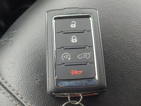 Used 2023 Jeep Grand Cherokee Limited w/ Luxury Tech Group II image 33