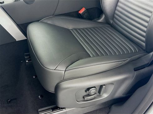 Certified 2025 Land Rover Discovery S image 19