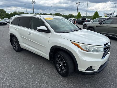 Used 2016 Toyota Highlander XLE AWD/4WD image 3