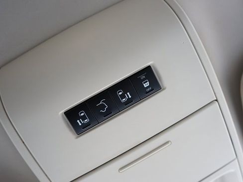 Used 2010 Chrysler Town & Country Touring image 8