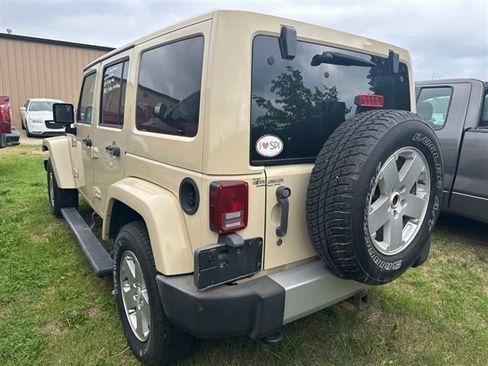 Used 2011 Jeep Wrangler Unlimited Sahara w/ Connectivity Group AWD/4WD image 3