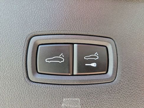 Certified 2025 Porsche Cayenne Base image 18