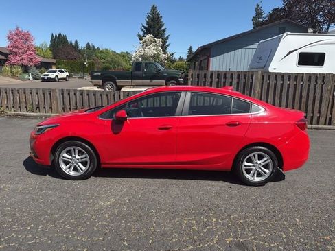 Used 2017 Chevrolet Cruze LT w/ Convenience Package FWD image 2