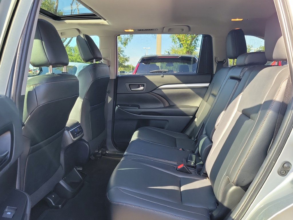 Used 2019 Toyota Highlander XLE FWD image 16