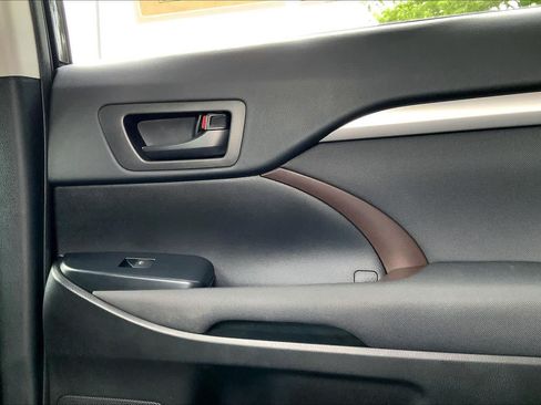 Used 2019 Toyota Highlander LE AWD/4WD image 36