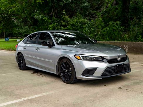 Used 2023 Honda Civic Sport image 2