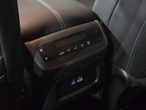 Used 2025 Nissan Pathfinder SL image 37