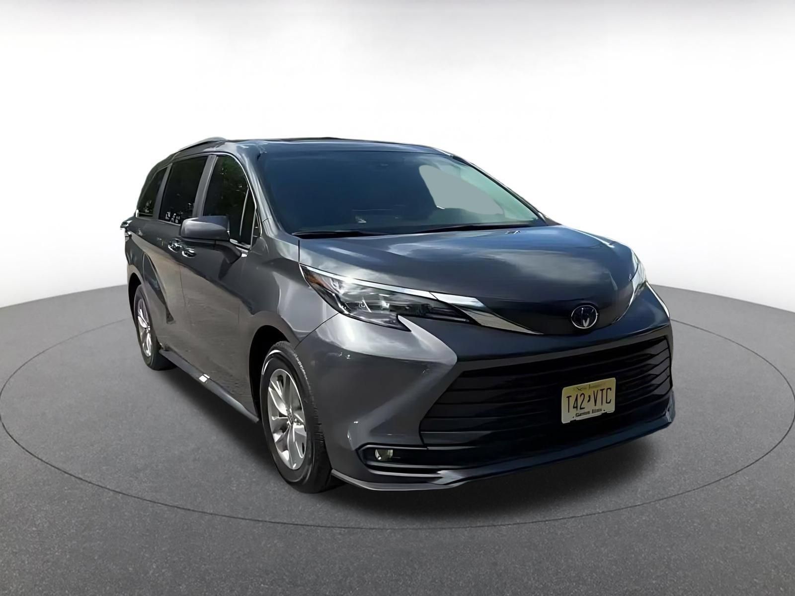 Used 2025 Toyota Sienna XLE FWD image 3