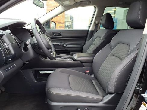 Used 2025 Nissan Pathfinder SV image 2