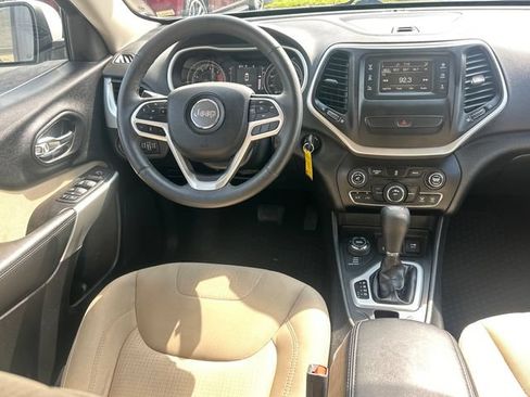 Used 2017 Jeep Cherokee Latitude w/ Cold Weather Group AWD/4WD image 17