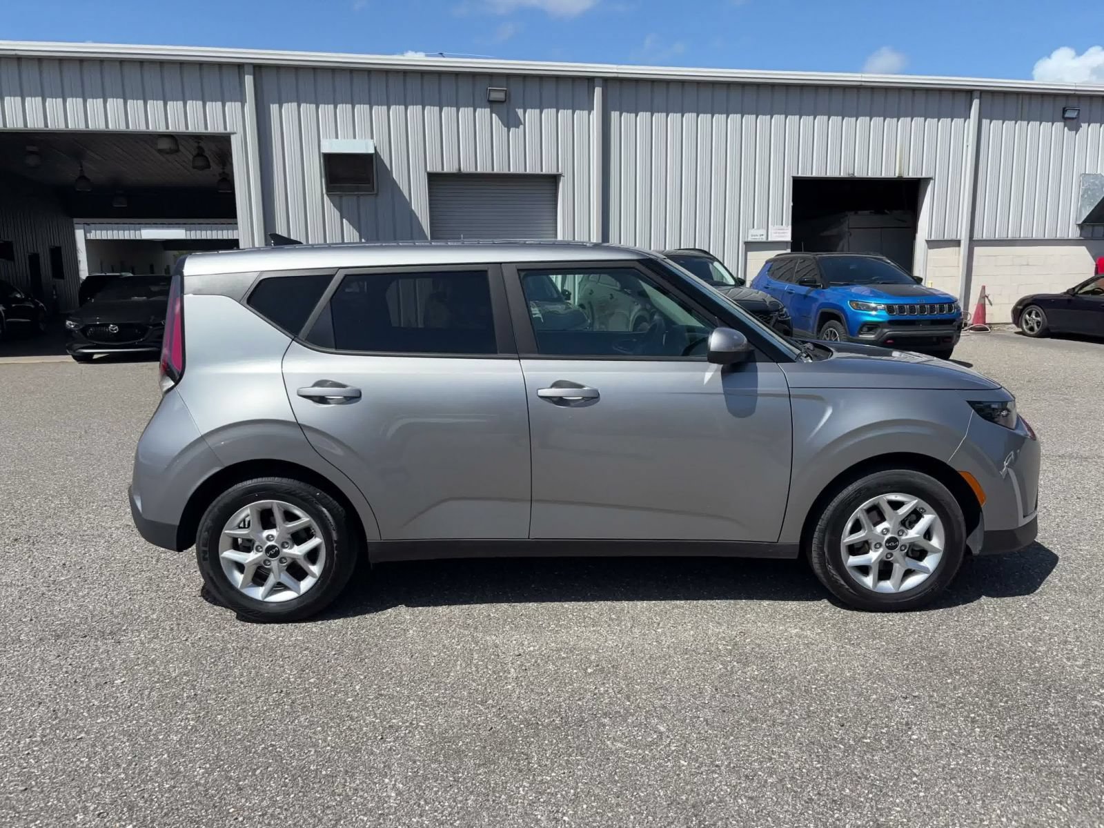 Used 2025 Kia Soul LX w/ LX Technology Package FWD image 15