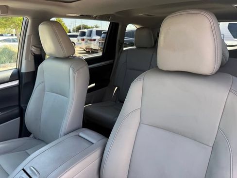 Used 2019 Toyota Highlander XLE AWD/4WD image 11