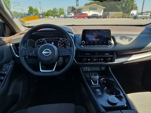 Used 2023 Nissan Rogue SV AWD/4WD image 2