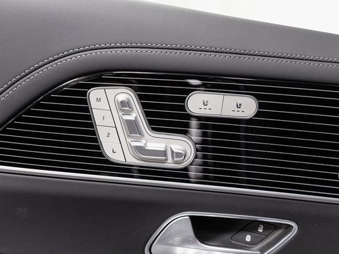 Used 2024 Mercedes-Benz Maybach GLS 600 4MATIC image 28