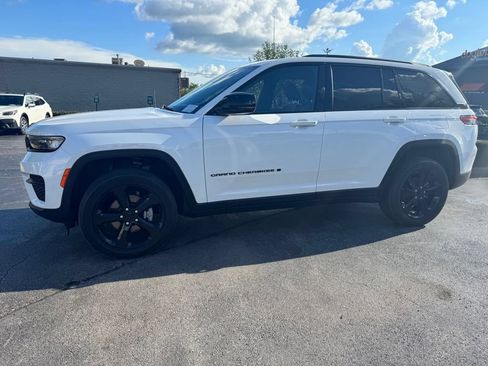 Used 2023 Jeep Grand Cherokee Altitude AWD/4WD image 2