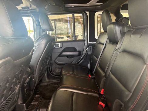 Used 2018 Jeep Wrangler Unlimited Rubicon w/ Dual Top Group AWD/4WD image 12