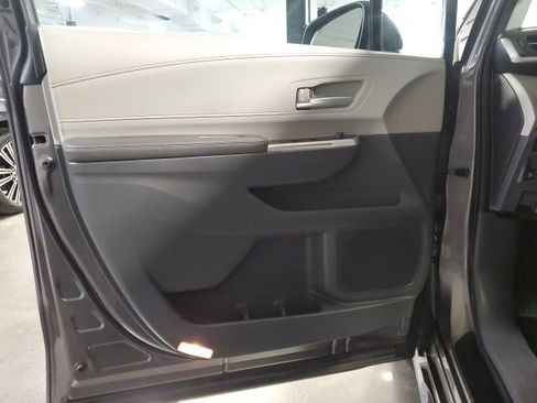 Used 2022 Toyota Sienna XLE image 12