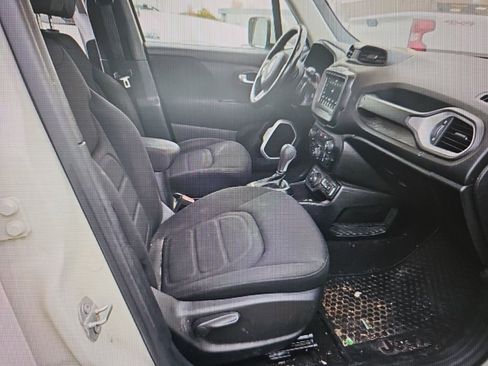 Used 2019 Jeep Renegade Latitude w/ Cold Weather Group image 8